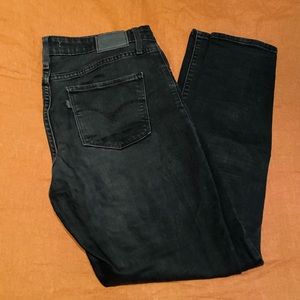 Perfectly worn in Levi’s 720 Black high waisted jeans